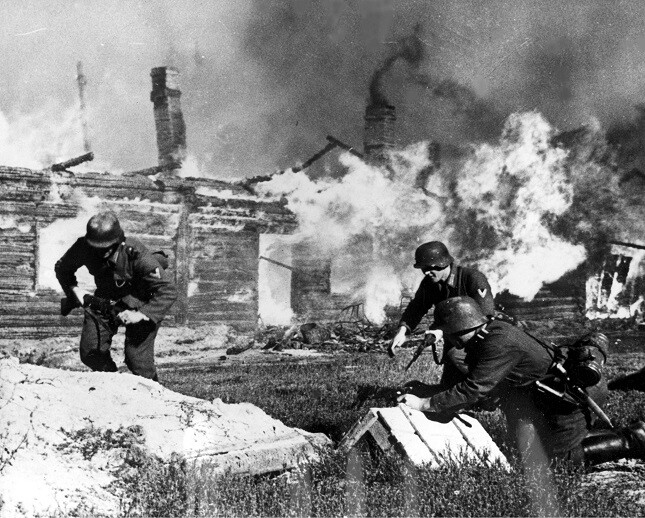 German Infantry burning a village on the Eastern Front 1941, 8×10 WWII Photo 967