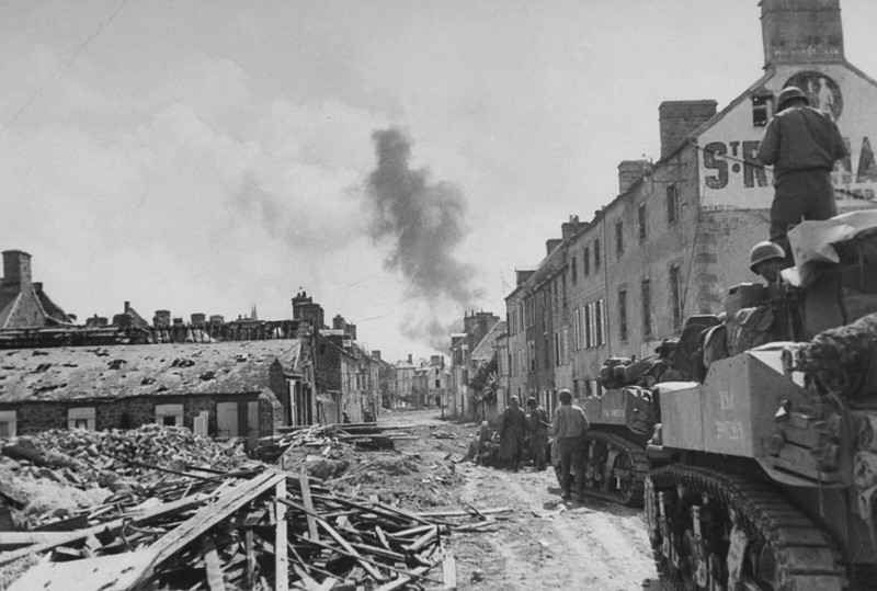World War Two Photo WWII / Fighting in Normandy France July 1944 D-Day US Army