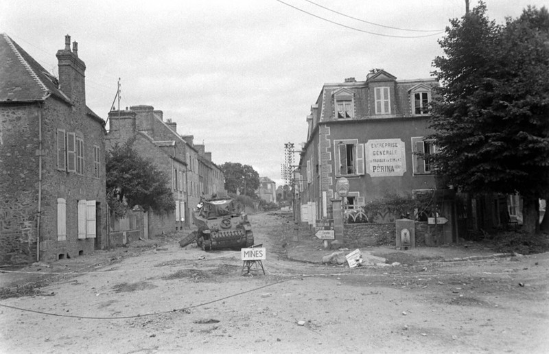 World War Two Photo WWII / Fighting in Normandy France July 1944 D-Day US Army