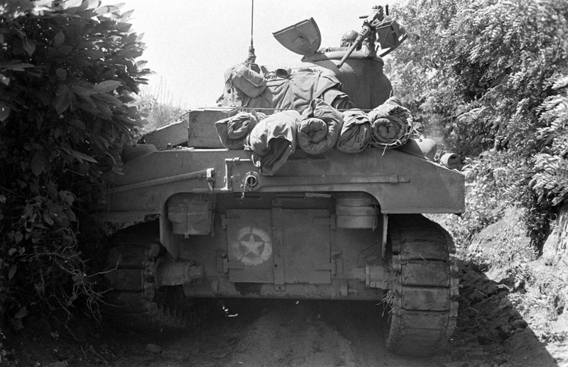 WW2 WWII Photo World War Two / US Army M4 Sherman Tanks in Action Italy 1944
