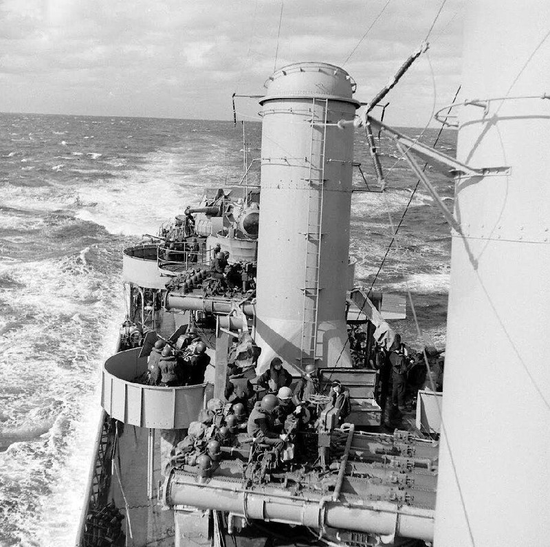 WW2 WWII Photo World War Two /US Navy Sailors in Action Destroyer Escort 7477