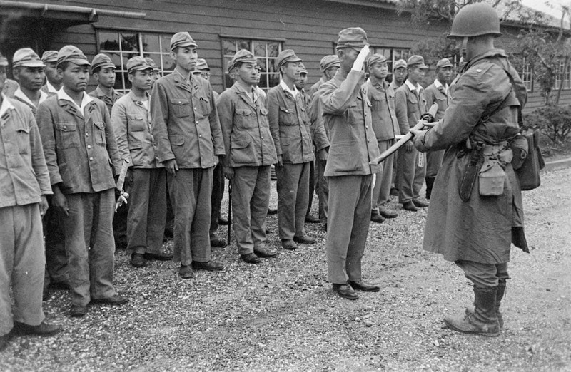 WW2 WWII Photo World War Two /Japanese Personnel Surrender at Honshu 1945 Swords