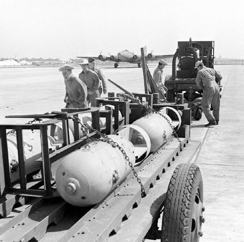 WW2 WWII Photo B-17 Bombs McDill AFB Florida 1942 USAAF World War Two / 5485