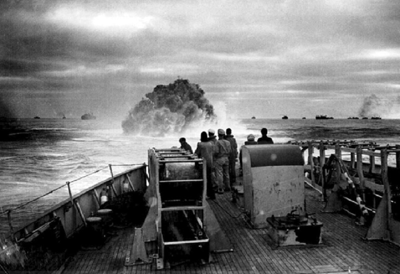 US Coast Guard Cutter Spencer Crew, depth charge explodes 13×19 WWII Photo 539a