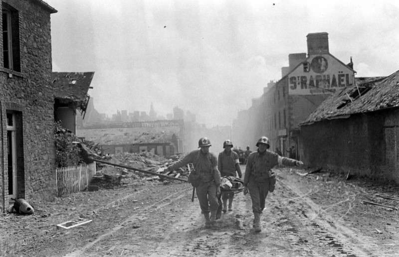 World War Two Photo WWII / Fighting in Normandy France July 1944 D-Day US Army