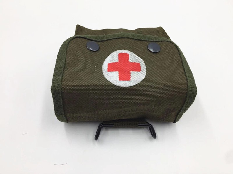 WW2 US MILITARY ARMY M2 M1945 GUNGLE FIELD FIRST AID KIT POUCH BAG WITH CROSS gallery