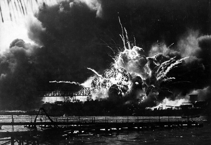 Destroyer USS Shaw explodes Japanese attack Pearl Harbor 13x19 WWII Photo 256