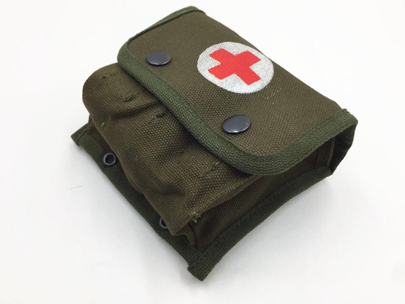 WW2 US MILITARY ARMY M2 M1945 GUNGLE FIELD FIRST AID KIT POUCH BAG WITH CROSS gallery