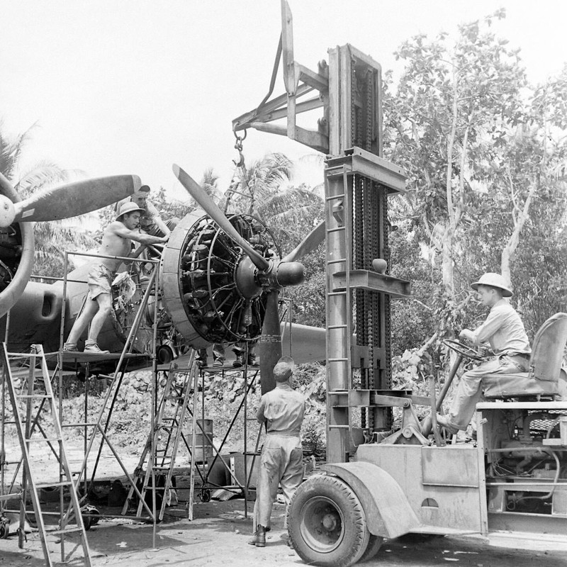 WW2 WWII Photo World War Two / USAAF B-17 Bomber Maintenance Pacific 1942