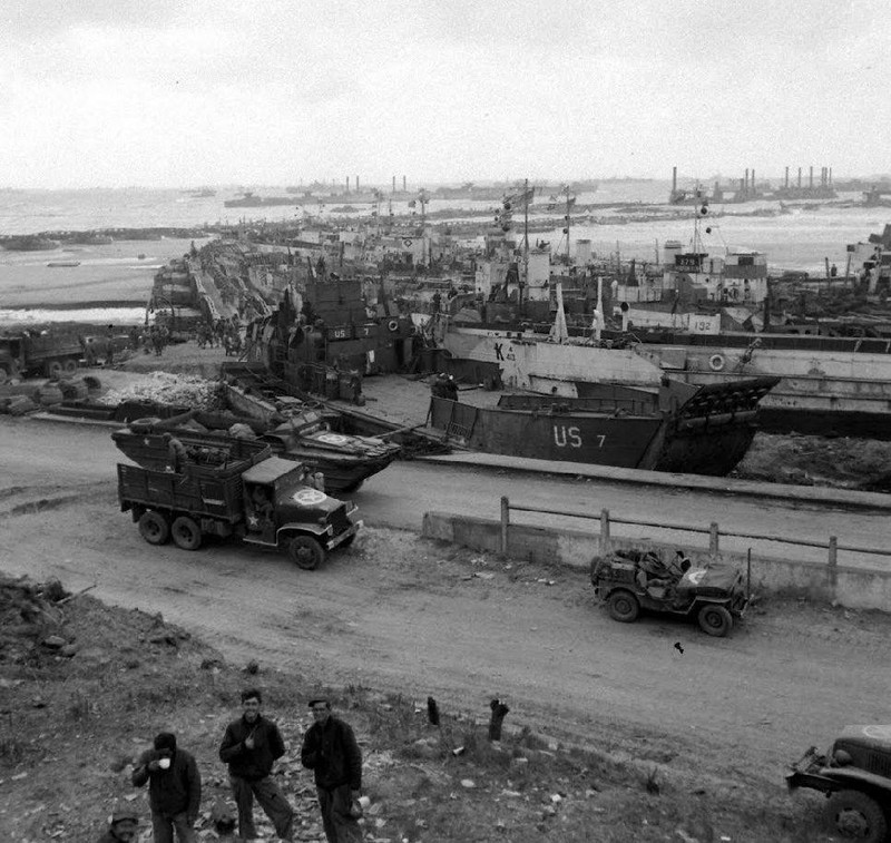 WW2 Photo WWII Omaha Beach June 1944 D-Day Normandy France World War Two / 1594