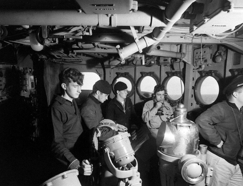WW2 WWII Photo World War Two /US Navy Sailors in Action Destroyer Escort 7473