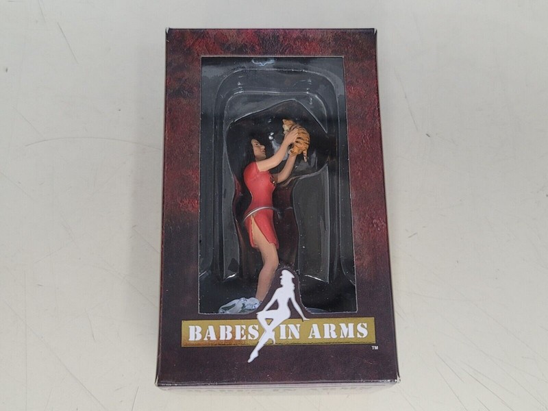 Babes in Arms Flying Tigress Pin Up Die Cast Figure 1/30 BIA008 Tigers WWII P-40