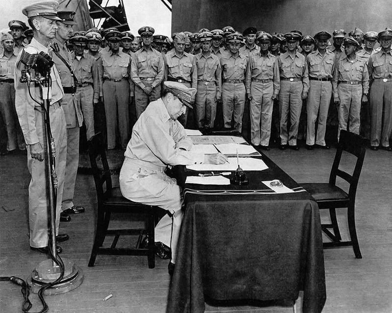 DOUGLAS MACARTHUR SIGNS JAPANESE SURRENDER 11×14 GLOSSY PHOTO PRINT