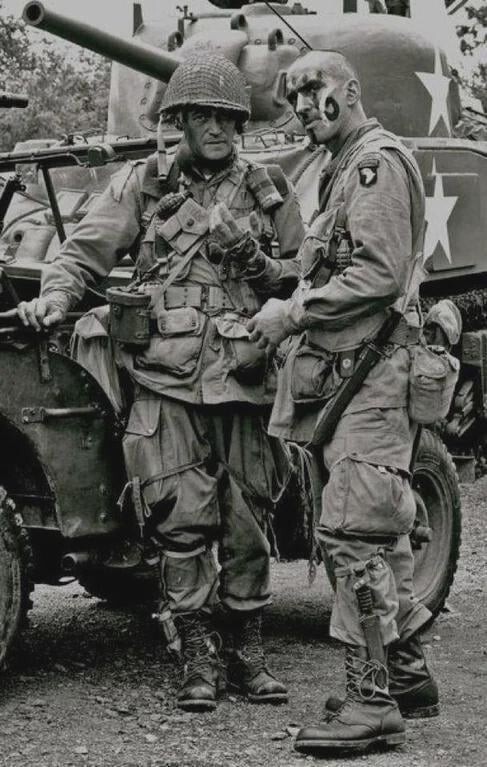 WW2 WWII Photo World War Two / US Army Paratroopers 101st Airborne D-Day France