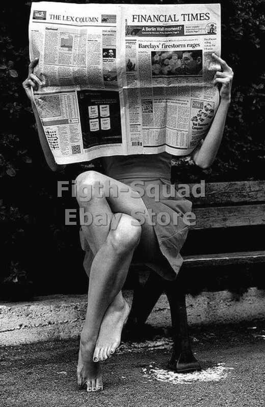 WW2 Picture Photo Pinup Beatifull Legs with Newspaper 6161