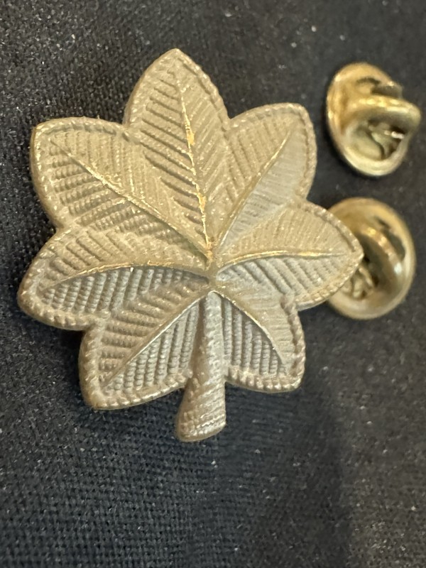 WWII US ARMY AIR FORCES MAJOR OAK LEAF RANK INSIGNIA PIN BACK * gallery