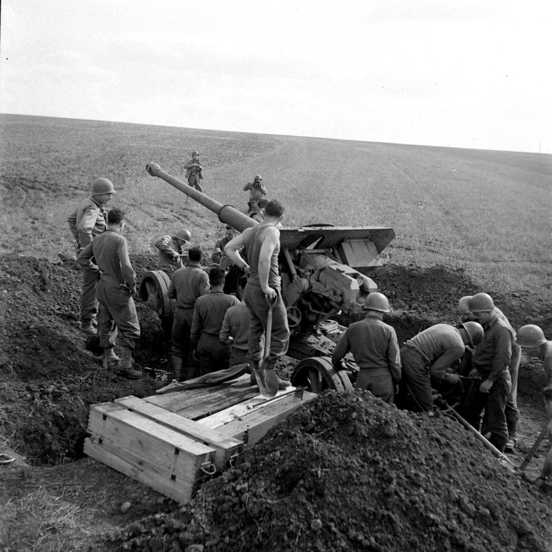 WW2 WWII Photo World War Two / US Army Tests German 88mm Guns France 1944 / 8461