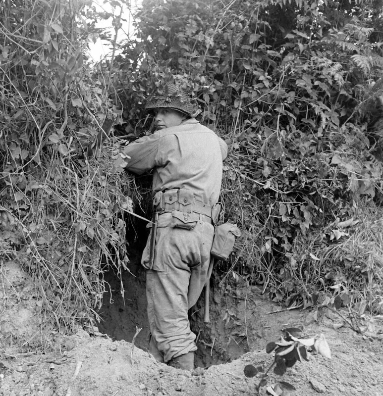 WW2 WWII Photo World War Two / US Army Soldiers in Action Normandy July 1944