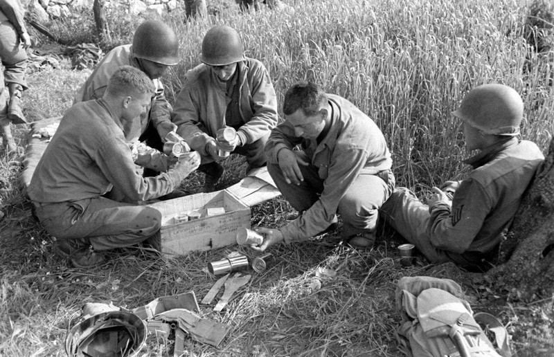 WW2 Photo WWII 10th Mountain Division Soldiers Rations Italy 1944 / 1406