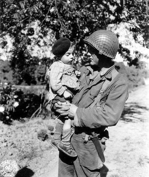WWII B&W Photo US Soldier with French Child Normandy France 1944 WW2 / 1162