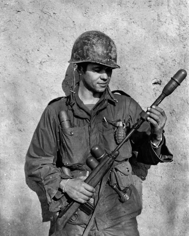 WW2 WWII Photo World War Two / US Soldier M1 Carbine & Rifle Grenades 1945