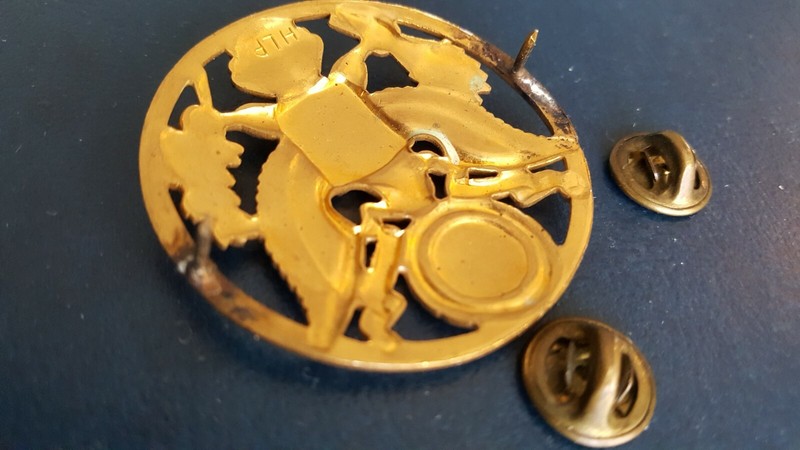 US ARMY WWII UNIFORM GOLD EAGLE IN CIRCLE PIN INSIGNIA 1-7/8 to 2" gallery