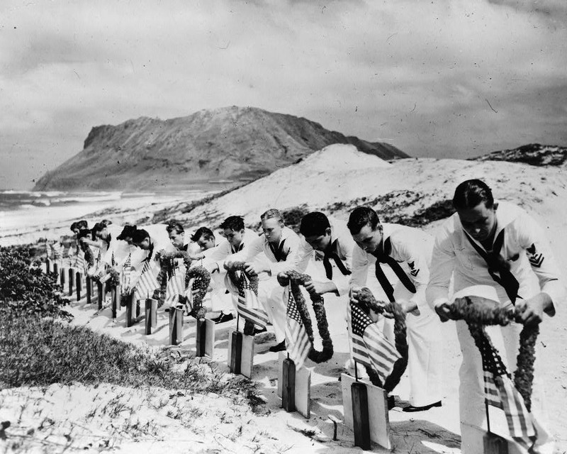 Sailors decorate graves of seamen killed at Pearl Harbor Kaneohe Photo Print