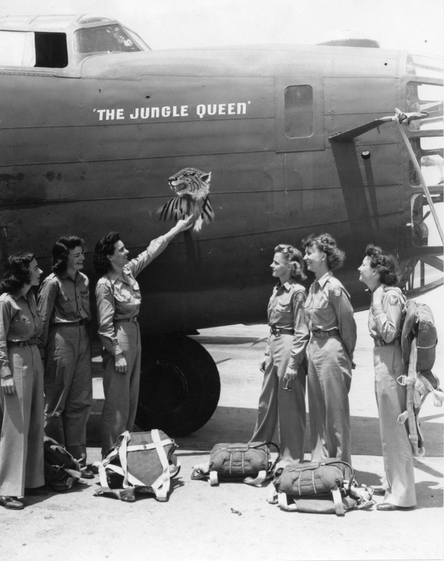 WW2 WWII Photo World War Two / WASP’s with B-24 Liberator Love Field / 5532