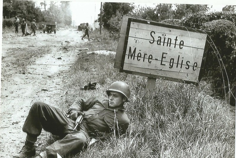 WW II Usa Photo ** Soldier Relaxing Outside Town -Sainte-Mere-Eglise **