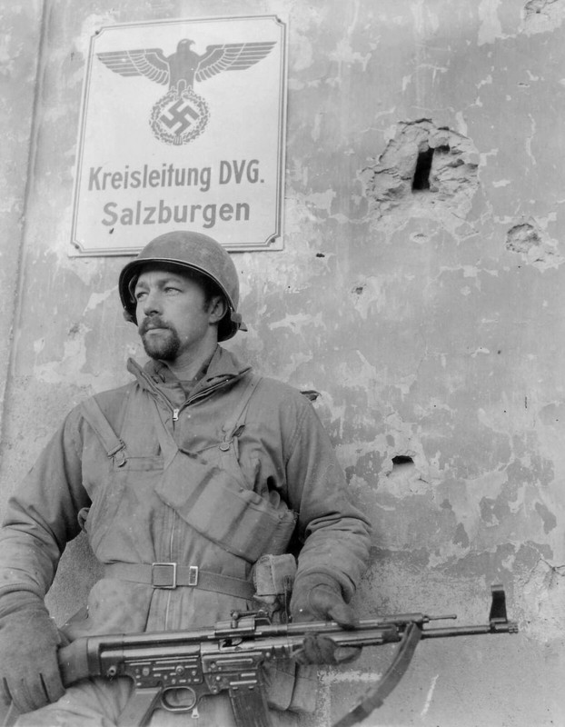 WW2 WWII Photo US Army GI with German Stg44 Rifle Salzburg World War Two / 1764