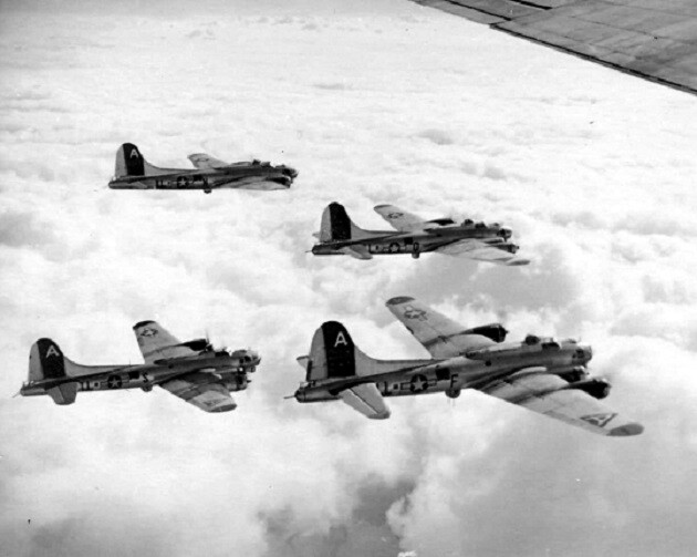 Formation of Boeing B-17 Flying Fortress on a bomb run 8×10 WWII WW2 Photo 637a