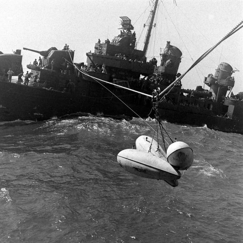 WW2 WWII Photo USS Smalley DD-565 Transfers Drop Tanks to CV World War Two 7234
