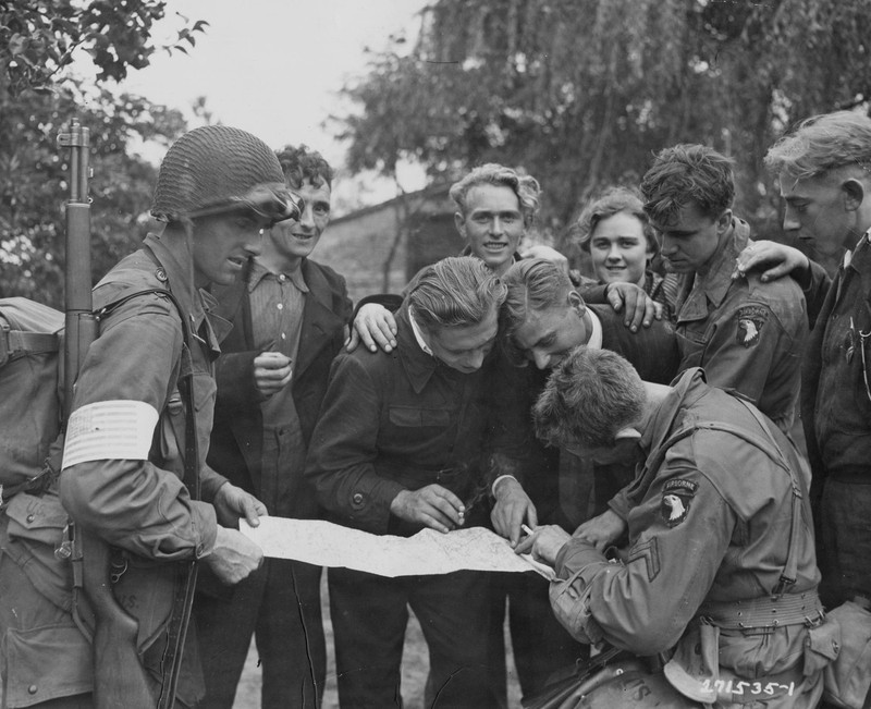 WW2 Photo WWII Dutch Civilians & US 101st Airborne 1944 World War Two / 1606