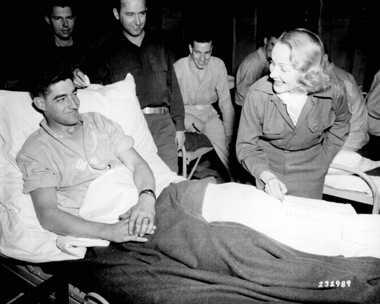 Marlene Dietrich signs cast of wounded US Soldier 8x10 WWII WW2 Photo 615a