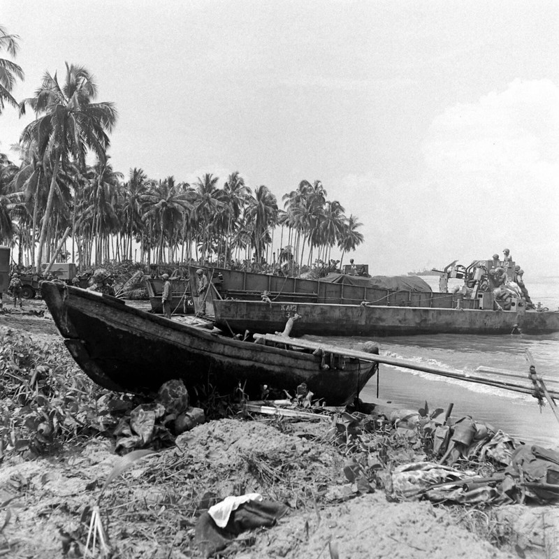 WW2 WWII Photo World War Two / US Marines Landing Bougainville Nov. 1943 USMC
