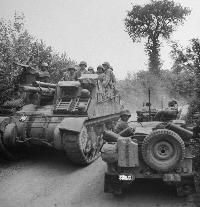 WW2 WWII Photo World War Two / US Army Soldiers in Action Normandy July 1944