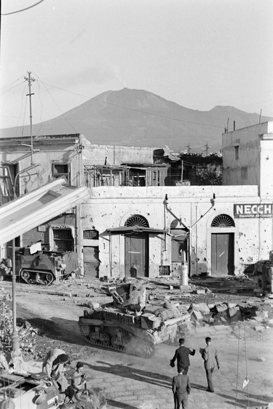 WW2 WWII Photo World War Two / Allied Armor Sherman Tanks Italy October 1943
