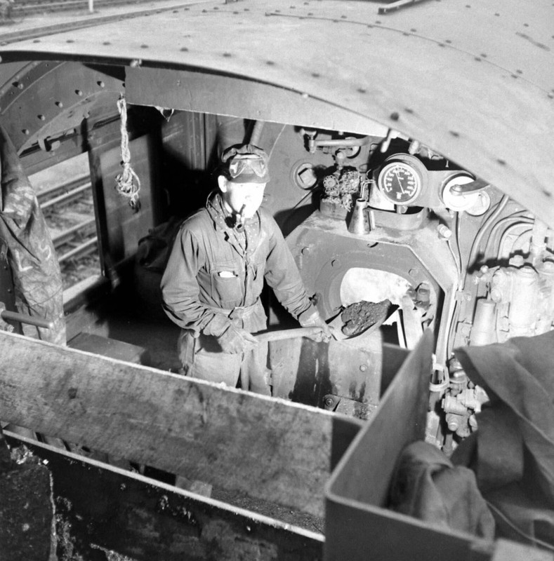 WW2 WWII Photo World War Two / US Military Railroad France 1944 Railway Train