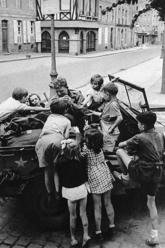 Children climb up to reach the chocolate ration WW2 Photo Glossy 4*6 in G006