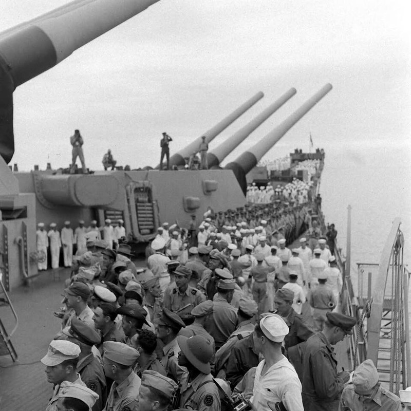 WW2 WWII Photo Crowd Aboard USS Missouri Japanese Surrender World War Two / 7251