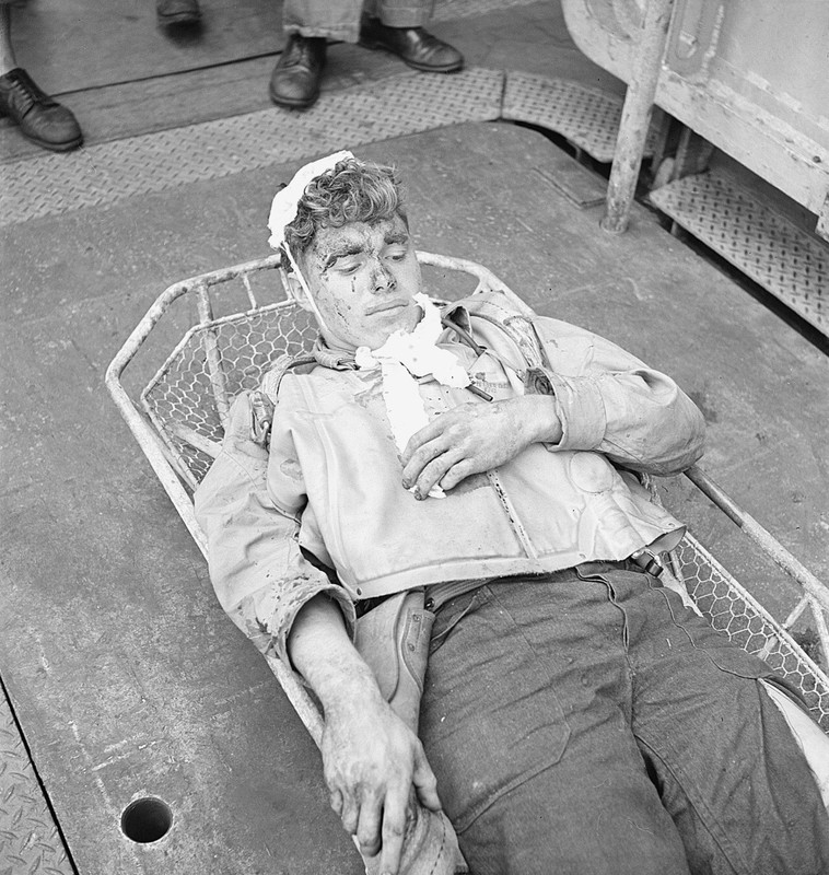 WW2 WWII Photo Wounded US Navy Aircrew Awaits Aid Rabaul World War Two / 7149