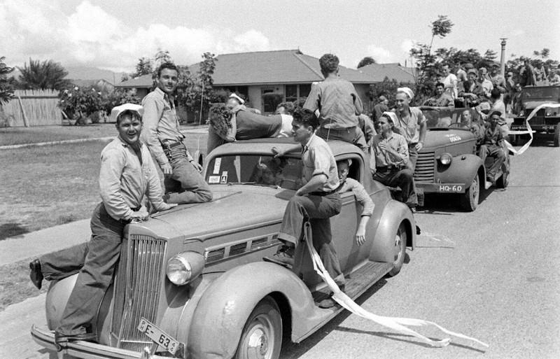 WW2 WWII Photo V-J Day Celebration Honolulu Hawaii 1945 World War Two / 1812