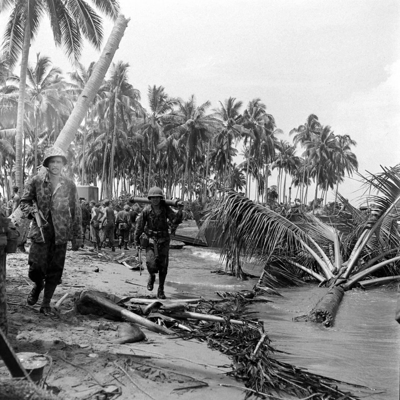 WW2 WWII Photo World War Two / US Marines Landing Bougainville Nov. 1943 USMC