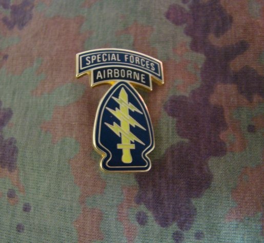 MILITARY US ARMY SPECIAL FORCES AIRBORNE METAL SHOULDER PIN BADGE