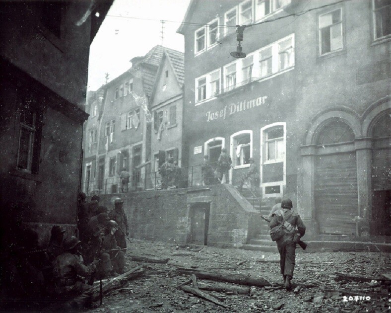 American Troops Searching for Snipers, Gemunden, Germany 8×10 WW2 Photo 732