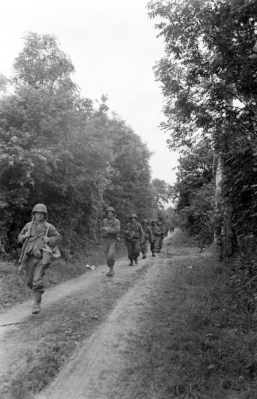 World War Two Photo WWII / Fighting in Normandy France July 1944 D-Day US Army