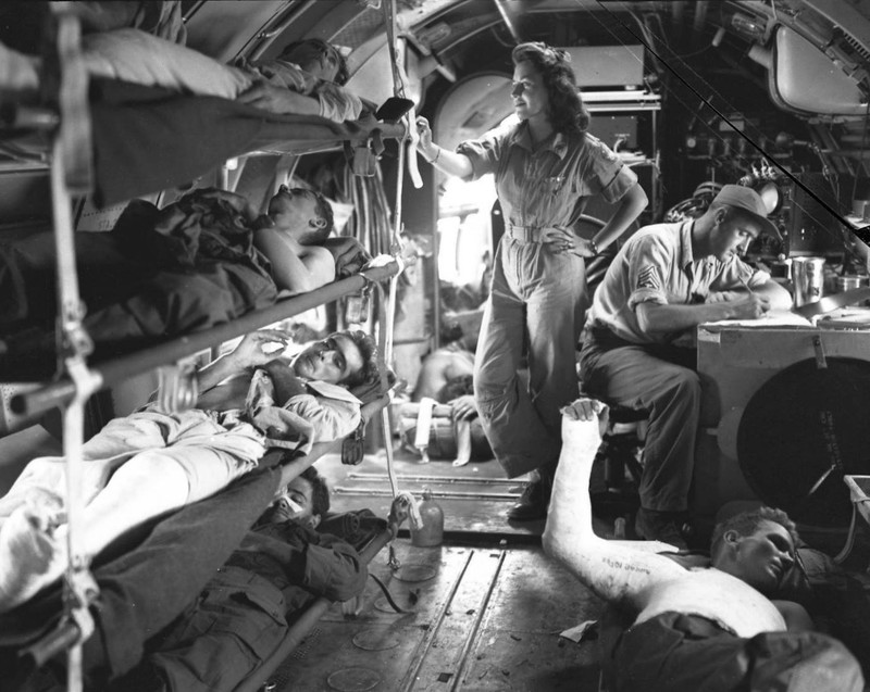 WW2 Photo WWII US Army Flight Nurse & Wounded on Aircraft World War Two / 1557