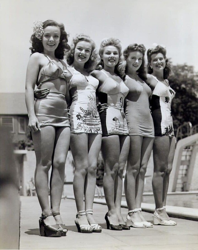 WW2 WWII Photo Beautiful 1940's Swimsuit Models World War Two / 8330