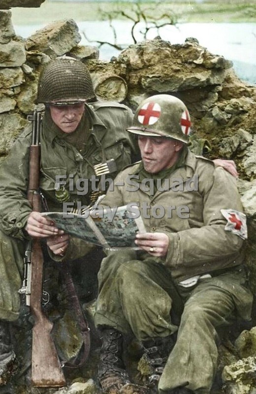WW2 Picture Photo US medic soldiers reading a magazine 6241