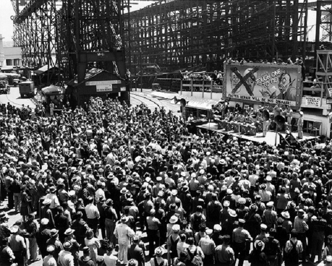 War Bond Rally US Navy Yard, Mare Island, California WWII 8x10 Photo 25b